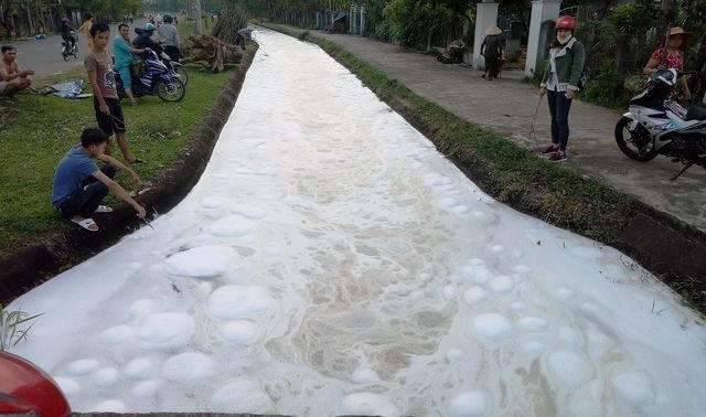Bọt trắng xuất hiện trên kênh N10A vào chiều 25/2.