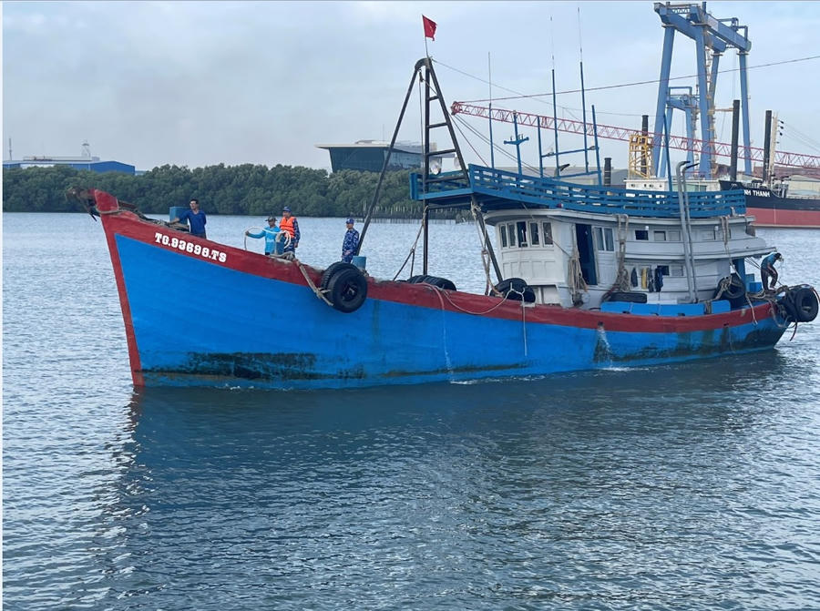 Lực lượng chức năng dẫn giải tàu TG93698TS về cảng Hải đội 301 tại TP.Vũng Tàu để phục vụ công tác điều tra, xử lý.