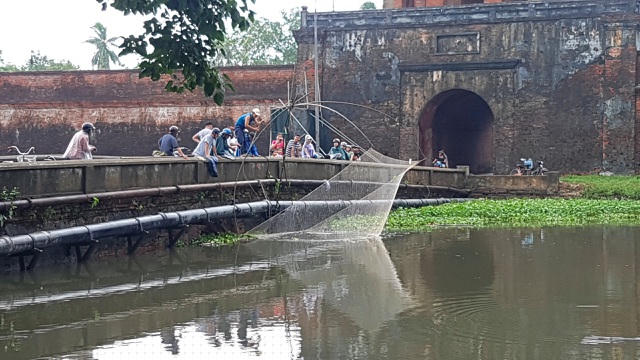 Cửa Thượng Tứ cùng có nhiều nhóm rớ cá