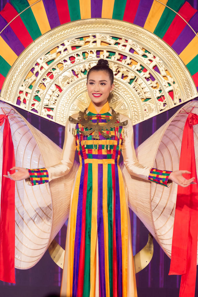 Lệ Hằng trong trang phục mang tên Hồn Việt.