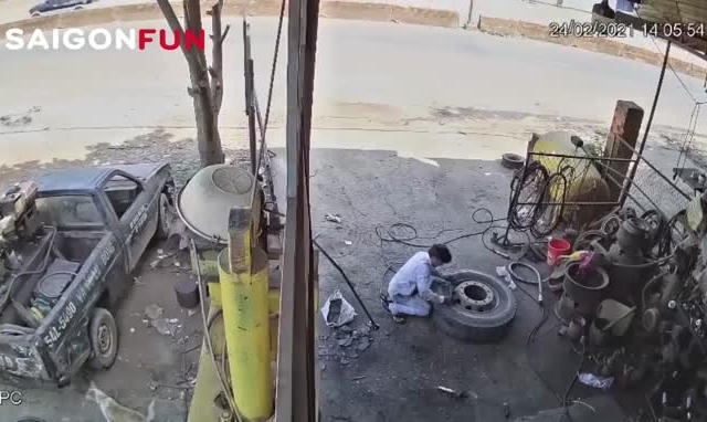 VIDEO: Kinh hoàng lốp ô tô tự dưng phát nổ, người đàn ông tử vong tại chỗ
