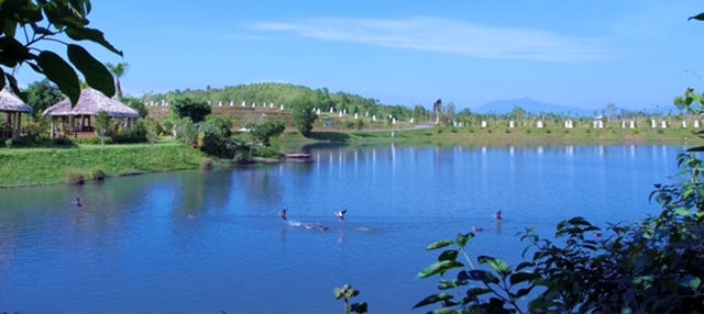 Công viên Thiên Đức sở hữu hồ nước rộng 8 ha xanh như ngọc, uốn lượn quanh các quả đồi.