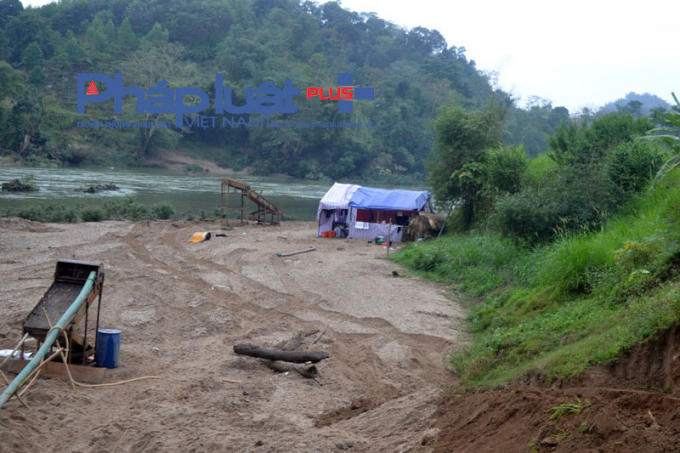 Trước đó các đối tượng còn lợp lán tại chỗ để khai thác vàng. (ảnh: Phàn Giào Họ).