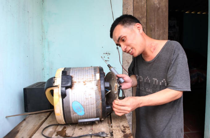 Anh Bùi Xuân Trước sửa chữa đồ gia dụng cho bà con trong thôn, xóm