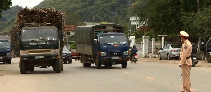 CSGT Công an tỉnh Sơn La xử lý xe chở mía cơi nới thành thùng.