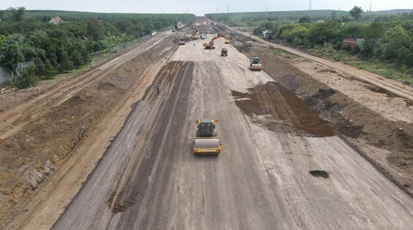 Công trường cao tốc Phan Thiết - Dầu Giây. Ảnh: Phước Tuấn.