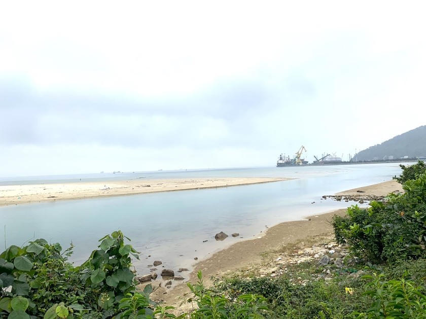 Một phương án đưa ra là hàng năm duy trì nạo vét, khơi thông luồng lạch cửa Lạch Giang. (Ảnh: Thùy Nhung)