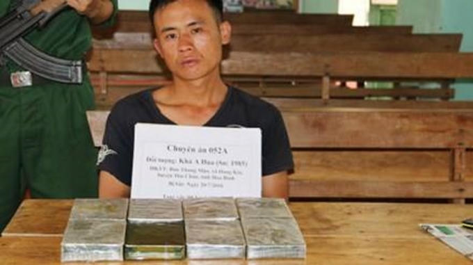 Đối tượng Khà A Hua cùng số tang vật thu giữ.