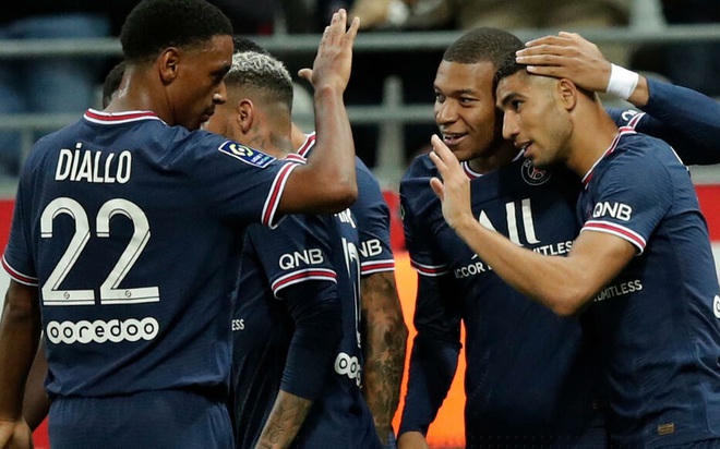 Mbappe ăn mừng cùng các đồng đội sau bàn thắng bất chấp những tin đồn về tương lai.