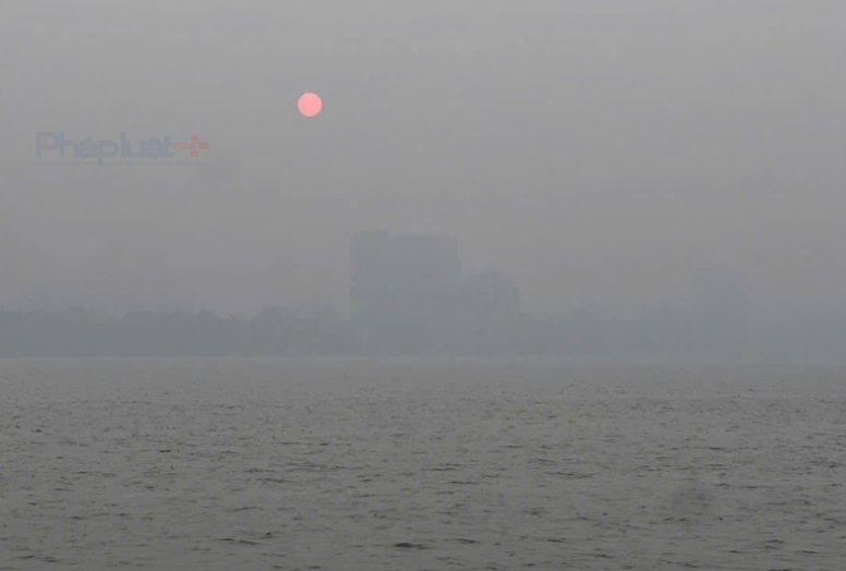 Tình trạng ô nhiễm không khí tại Hà Nội những tháng cuối năm 2025 ở mức báo động đỏ. Trong ảnh là quang cảnh không khí tại khu vực Hồ Tây trong những ngày đầu tháng 12/2025.