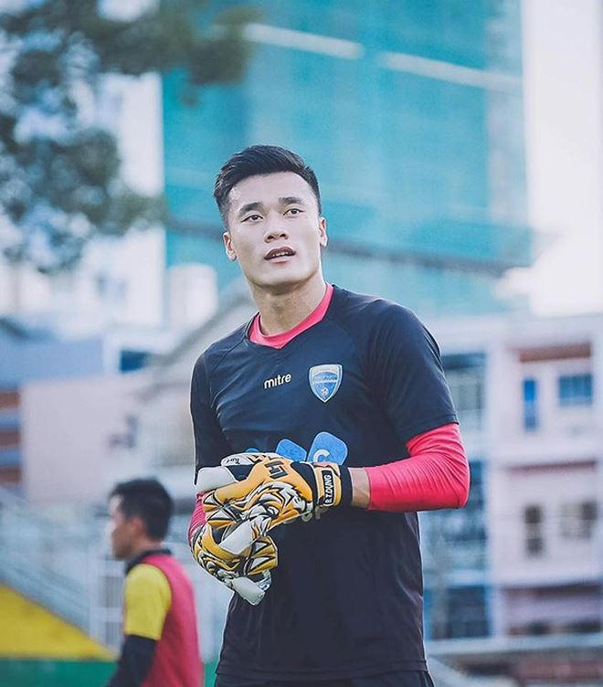 Thủ môn Bùi Tiến Dũng là cầu thủ bóng đá chuyên nghiệp Việt Nam đang thi đấu trong màu áo FLC Thanh Hóa tại V.League.Sinh: 28 tháng 2,1997. Chiều cao: 1,81 m. Cân nặng: 75 kg