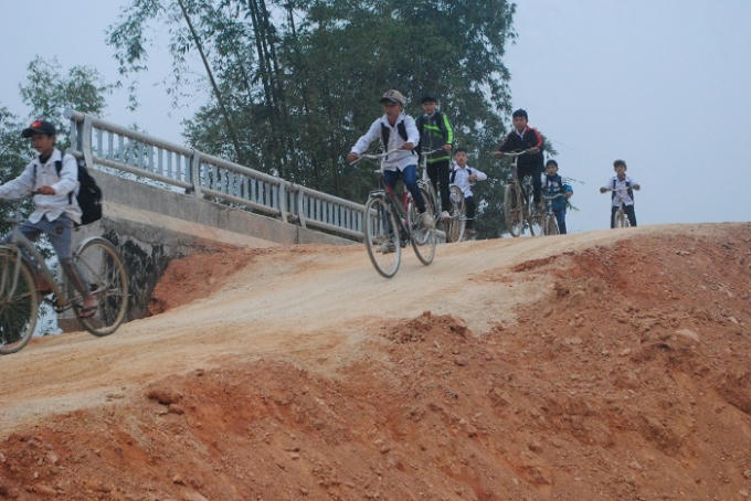 Hằng ngày, hàng trăm người dân và học sinh qua lại cầu Hoa Hải trong nỗi bất an. (Ảnh: Duy Ngợi).