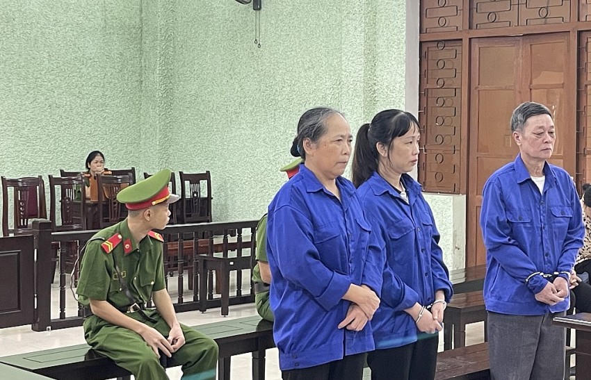 Các bị cáo trong phiên tòa xét xử tội tham ô tài sản. (Ảnh: Báo Cao Bằng).