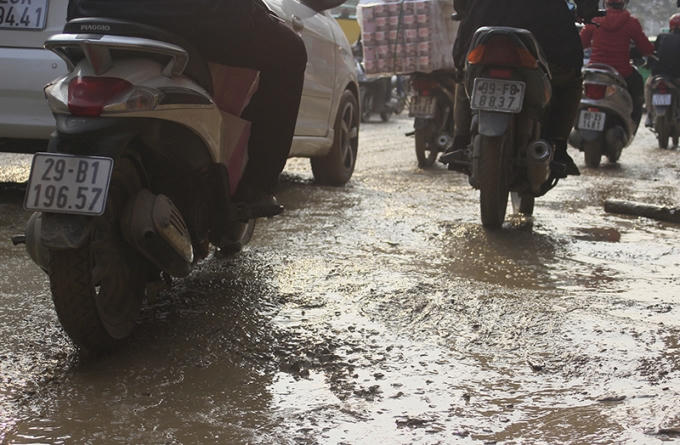 Khốn khổ đi tr&ecirc;n đoạn đường lầy lội giữa thủ đ&ocirc;