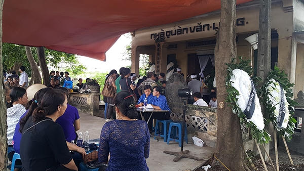 Rất đông bạn bè, người thân, thầy cô đến tiễn đưa cô sinh viên xấu số về nơi an nghỉ cuối cùng.