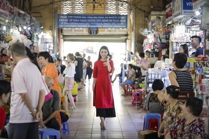 Tường Linh giới thiệu văn h&oacute;a, ẩm thực TP HCM đến bạn b&egrave; quốc tế