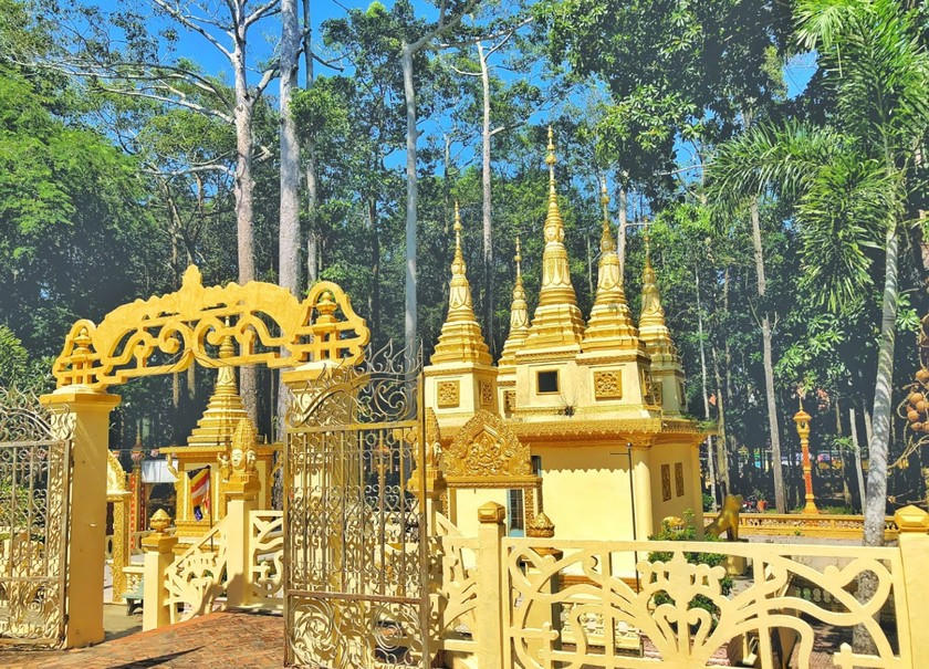 Ngôi tháp trước chánh điện. (Ảnh: thamhiemmekong.com)