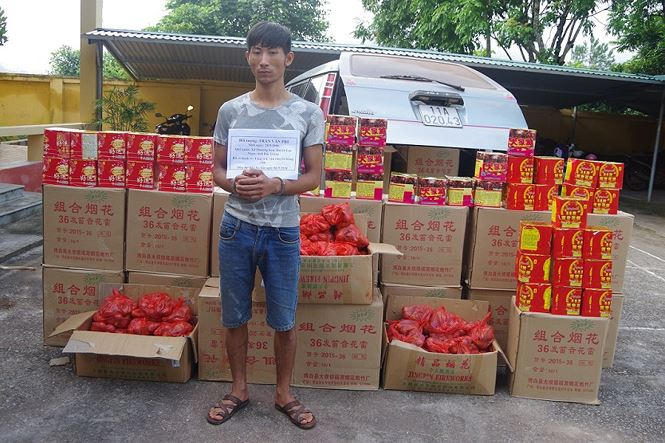 Đối tượng và tang vật pháo nổ do Đồn Biên phòng Bắc Xa (BĐBP Lạng Sơn) bắt giữ, tháng 9/2018