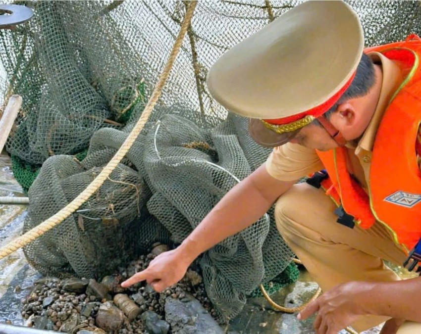 Lực lượng công an phối hợp cùng các đơn vị liên quan tiếp nhận, xử lý vụ việc.