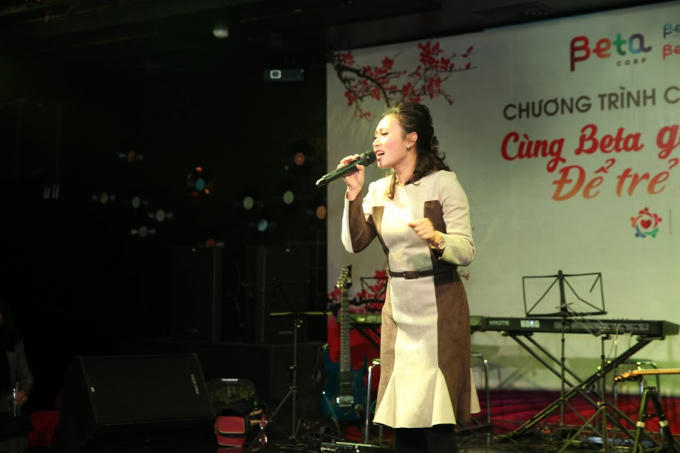Ca sĩ Lê Hiếu và Khánh Linh.