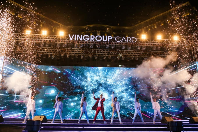 Huấn luyện viên "hot" nhất The Voice Kid 2016 xuất hiện điển trai với ca khúc gắn với thương hiệu của mình: Tôi là một ngôi sao, Cause I love you.