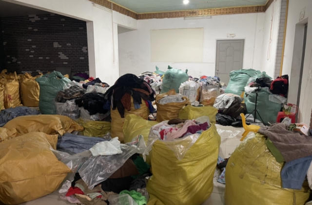 Thu giữ hơn 14 tấn quần áo không rõ nguồn gốc