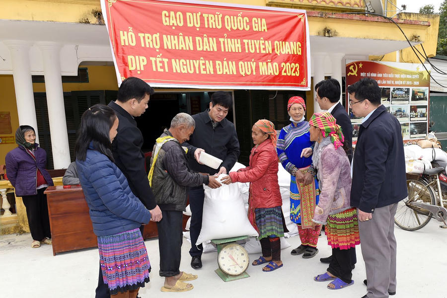 Xuất cấp kịp thời gạo DTQG cho người dân nghèo trong dịp Tết Nguyên đán 2023, góp phần đảm bảo an sinh xã hội. Ảnh: Hữu Thọ