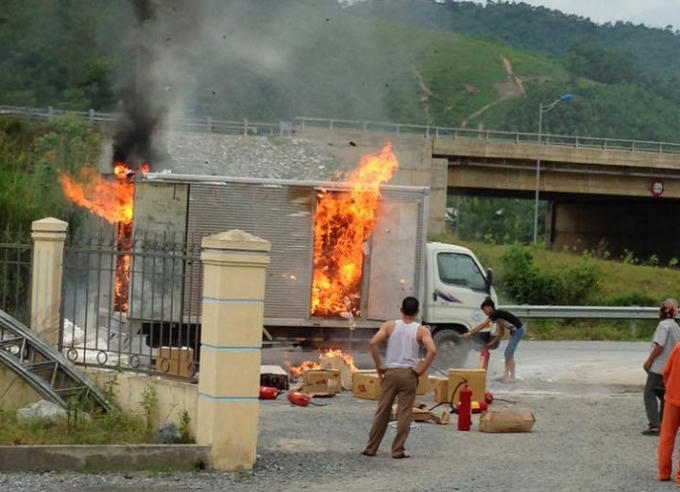 Chiếc xe và toàn bộ hàng hóa bị bà hỏa thiêu rụi.