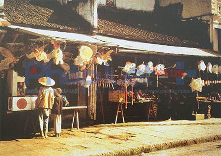 Ký ức Hà Nội xưa: Là bộ sưu tập hình ảnh giới thiệu về văn hóa,di tích - danh thắng, hình ảnh phố phường Hà Nội xưa, hình ảnh về làng nghề,phố nghề, sinh hoạt đời thường cùng nét văn hóa truyền thống độc đáo của  Hà Nội nghìn năm văn hiến. (Tác phẩm: Phố Hàng Gai năm 1915). Ảnh: Loan Bảo.