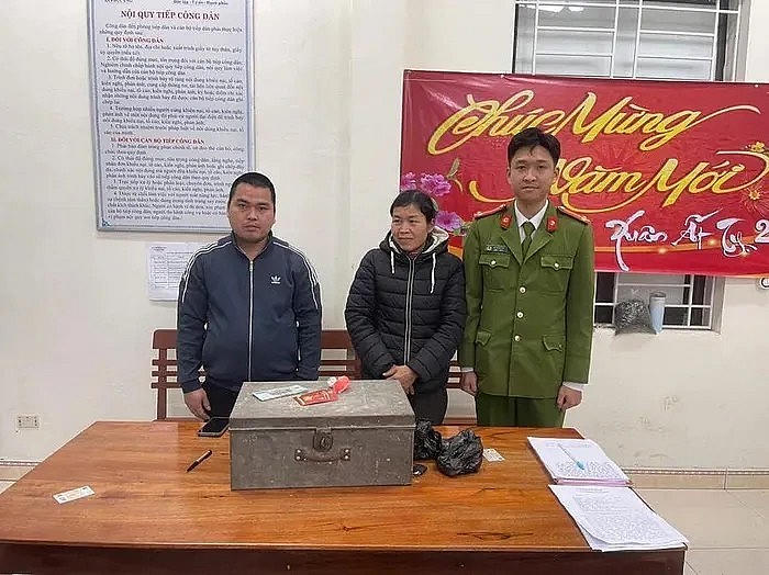 Chị Thảo vui mừng nhận lại chiếc hòm sắt chưa tiền, vàng của mình. Ảnh: Công an tỉnh Tuyên Quang