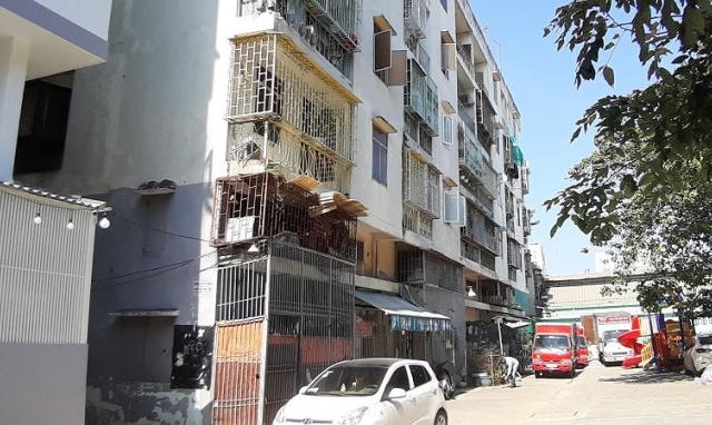 Phá dỡ khẩn cấp chung cư bị nghiêng