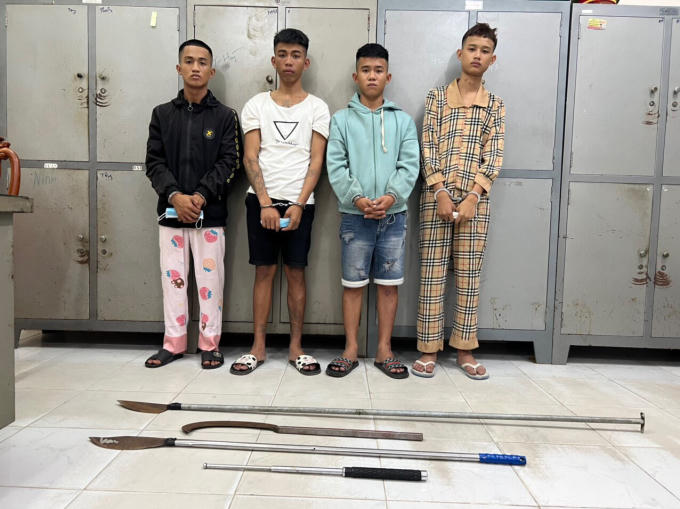 4 đối tượng Trường, Đạt, Phước, Dễ cùng 3 “dao phóng lợn” thu giữ tại phòng trọ.