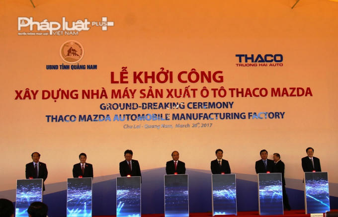 Thủ tướng Chính phủ và lãnh đạo các ban ngành cùng bấm nút khởi công công trình.