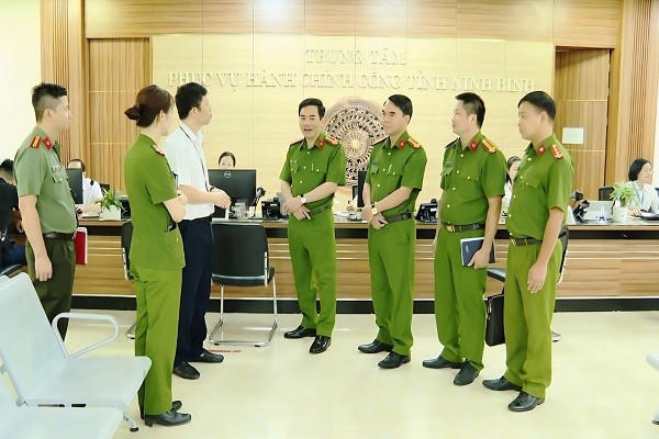 Đại tá Đỗ Hoài Nam, Phó Giám đốc Công an tỉnh và Đoàn công tác kiểm tra tại Trung tâm phục vụ hành chính công tỉnh Ninh Bình.