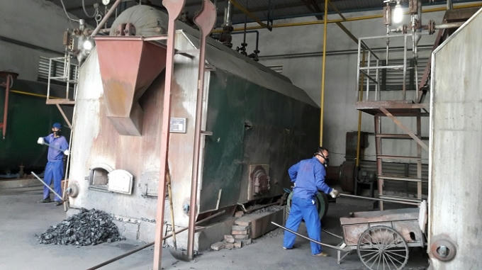 Công nhân tại nhà máy vận hành hoạt động của lò hơi.