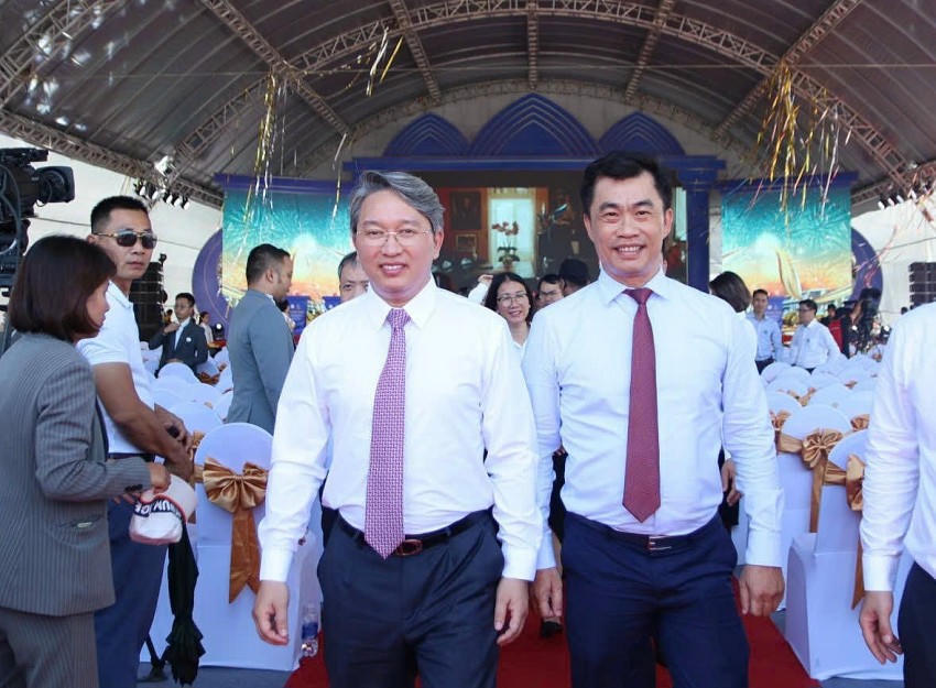 Bộ trưởng Bộ Tư Pháp Nguyễn Hải Ninh (trái) dự lễ khởi công dự án.