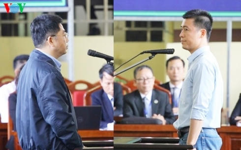 Hai bị cáo Phan Sào Nam (phải) và Nguyễn Văn Dương.