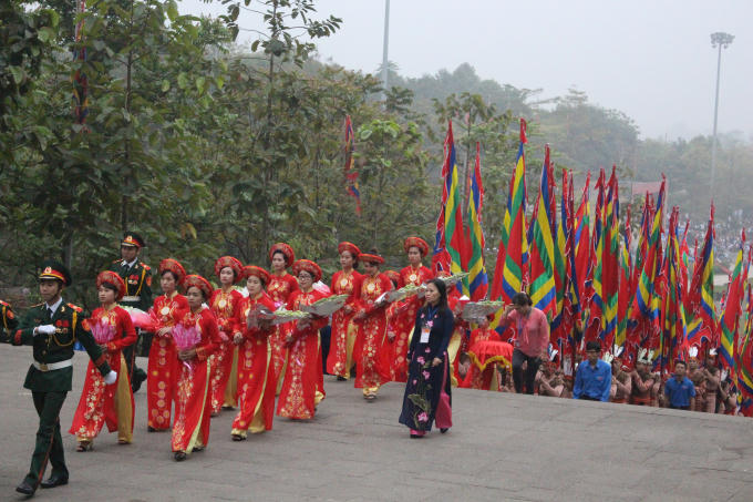 14 thiếu nữ mang hương, hoa v&agrave; lễ vật trong đo&agrave;n d&acirc;ng lễ ng&agrave;y ch&iacute;nh hội.