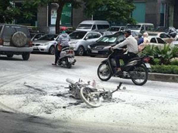 Dù được người dân mang bình chữa cháy mini ra dập lửa nhưng bất thành.