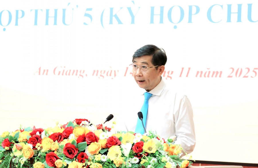 Giám đốc Sở Xây dựng An Giang Lê Việt Bắc trình bày tờ trình dự thảo Nghị quyết quyết định chủ trương đầu tư Dự án Trung tâm tổ chức Hội nghị