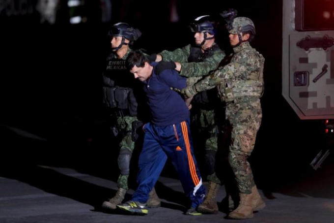Trùm ma túy khét tiếng Joaquin "El Chapo" Guzman bị cảnh sát áp giải. (Ảnh: Reuters)