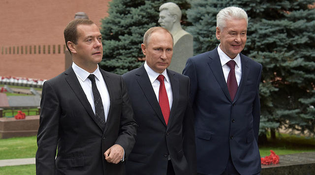 Tổng thống Nga Vladimir Putin (giữa), Thủ tướng Nga Dmitry Medvedev (trái) và Thị trưởng Moscow Sergey Sobyanin. (Ảnh: Sputnik)