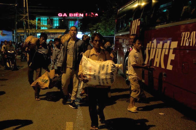 Hành khách mang vác hành lý rời Ga Biên Hoà để tiếp tục về lại Sài Gòn.