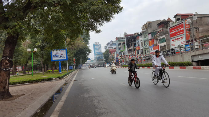 Hai bố con anh Cường tranh thủ dạo phố trong Tiết trời rất đẹp và ấm áp.