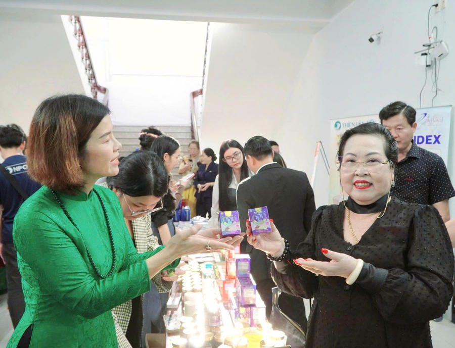Bà Phạm Thị Đào, giám đốc Công ty TNHH Sản xuất mỹ phẩm Anh Đào giới thiệu các sản phẩm mỹ phẩm.