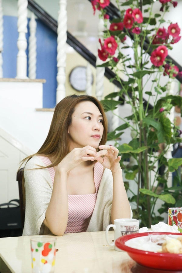 Cô giản dị hơn khi tiếp xúc và bắt chuyện với người khác...
