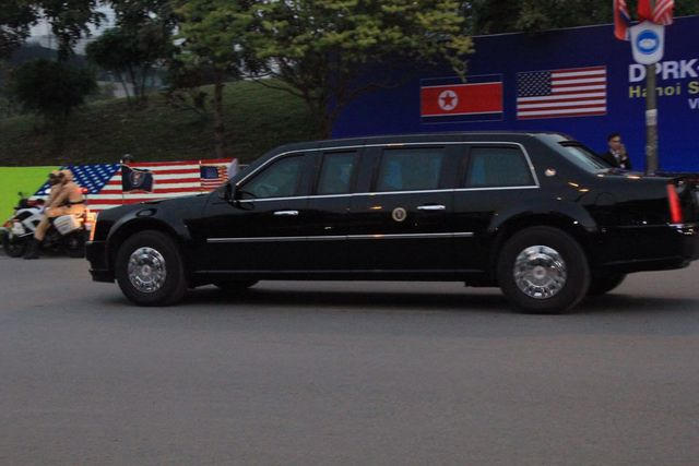 Bữa tối kết th&uacute;c, Tổng thống Mỹ Donald Trump v&agrave; Chủ tịch Triều Ti&ecirc;n Kim Jong-un trở về kh&aacute;ch sạn