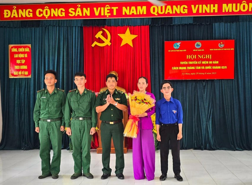 Đại diện Ban tổ chức trao hoa động viên đội văn nghệ tham gia biểu diễn. Ảnh: Minh Đương