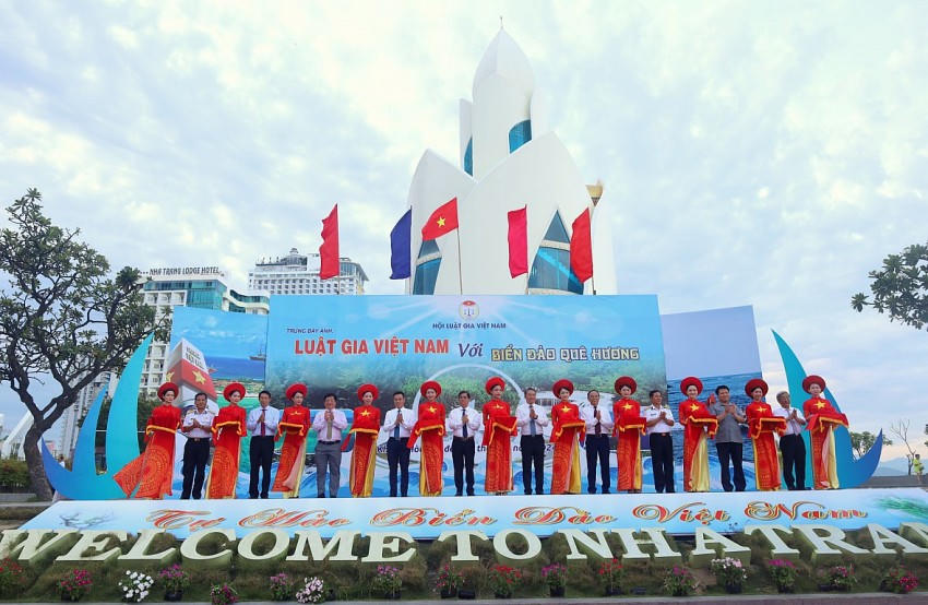 Cắt băng khai mạc Tuần lễ trưng bày ảnh “Luật gia Việt Nam với biển, đảo quê hương”.