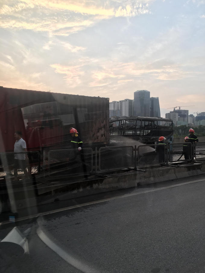 Lực lượng Cảnh sát PCCC đang tích cực dập tắt đám cháy do các phương tiện gây ra. Ảnh face Tôi không.